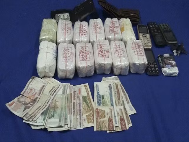 Decomisan 24 mil cápsulas de drogas sintéticas en transporte de Laos a Vietnam ảnh 1