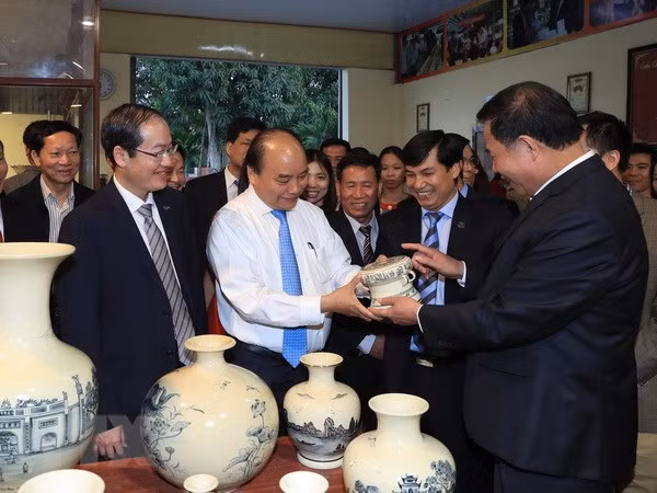 Premier de Vietnam insta a preservar valores de cerámica Chu Dau ảnh 1