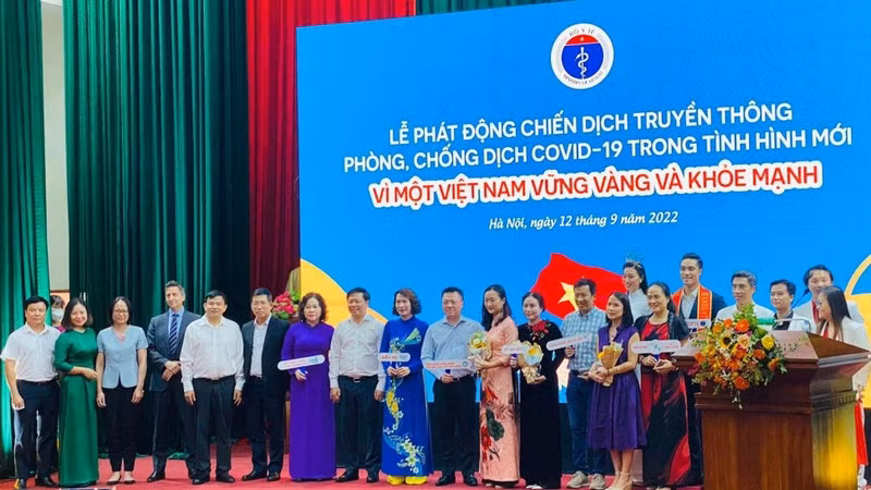 Lanzan en Vietnam nueva campaña mediática contra pandemia de COVID-19 ảnh 1