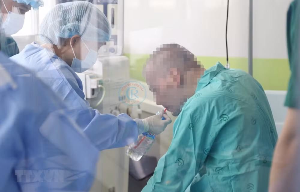Darán de alta mañana a expaciente más grave de COVID-19 en Vietnam ảnh 1