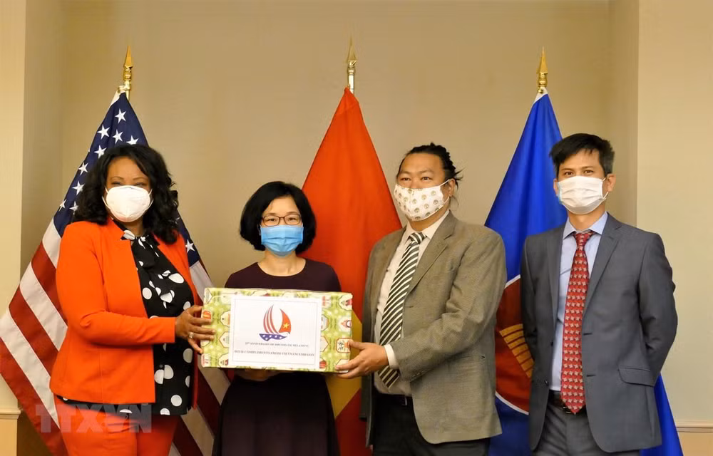 Embajada de Vietnam entrega mascarillas para apoyar a Washington en lucha contra el COVID-19 ảnh 1