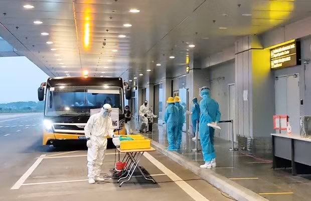 COVID-19: unas 11 mil personas en cuarentena y rastreo en Vietnam ảnh 1