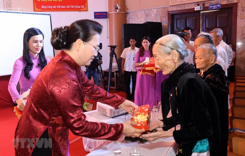 Honran en Vietnam aportes de mártires y familiares con méritos revolucionarios a salvaguardia nacional ảnh 1