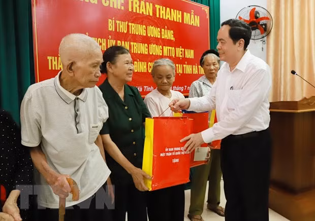 Entregan en Vietnam obsequios a familias beneficiadas de políticas sociales ảnh 1