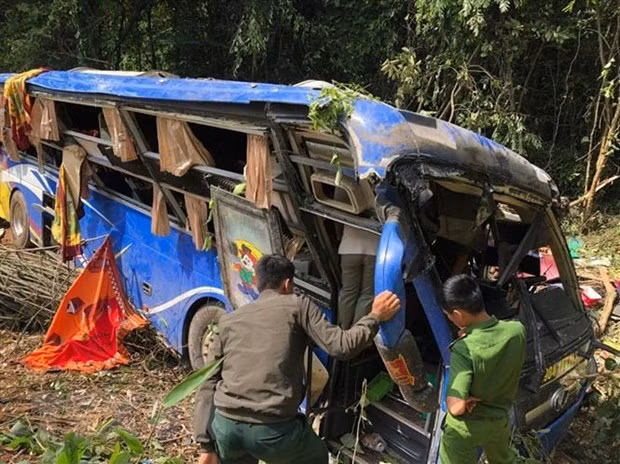 Cinco muertos en accidente de autocar en provincia vietnamita en Kom Tum ảnh 1