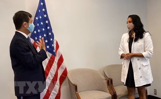 Hanoi entrega dos toneladas de mascarillas para apoyar a Nueva York en combate contra COVID-19 ảnh 1