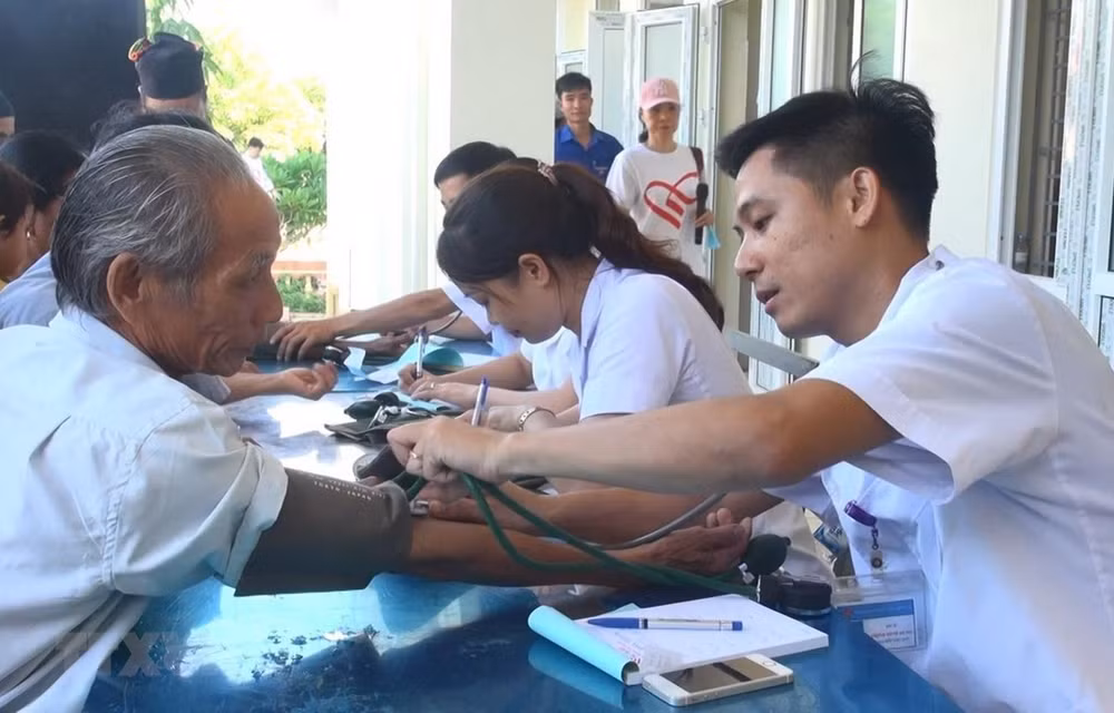 Asistencia médica a familias con políticas sociales en ciudad centrovietnamita ảnh 1 Asistencia médica a familias con políticas sociales en ciudad centrovietnamita ảnh 1
