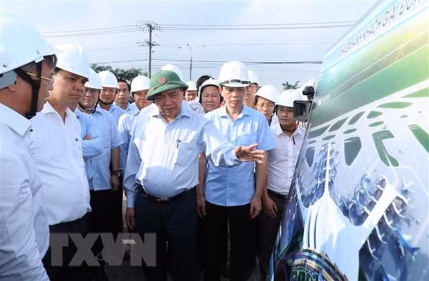 Premier de Vietnam exige acelerar liberación de terreno para construcción de aeropuerto Long Thanh ảnh 1
