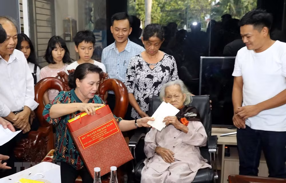 Visita máxima legisladora de Vietnam familias beneficiadas de políticas sociales ảnh 1