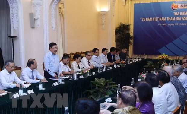 Efectúan coloquio sobre 25 años de incorporación de Vietnam a ASEAN ảnh 1