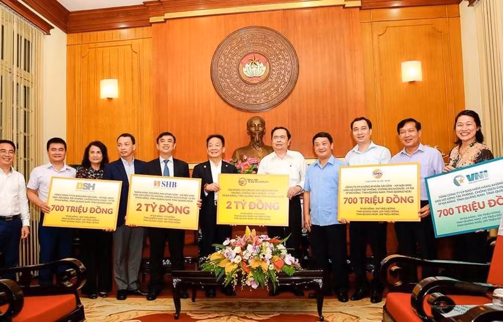 Empresas vietnamitas aportan asistencia financiera a la lucha contra el COVID -19 ảnh 1