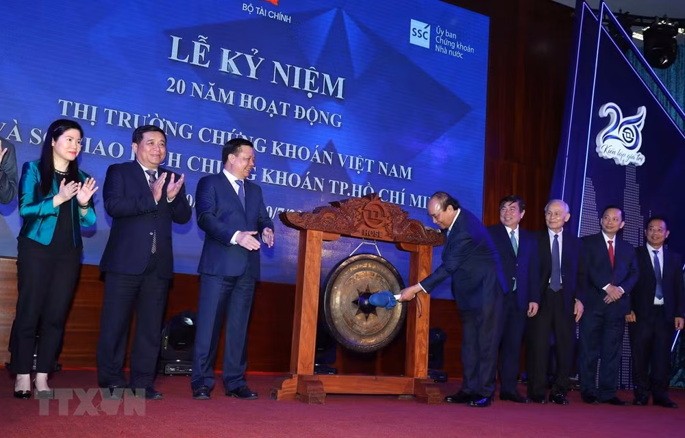 Premier de Vietnam ratifica política consecuente de priorizar desarrollo del mercado bursátil ảnh 1