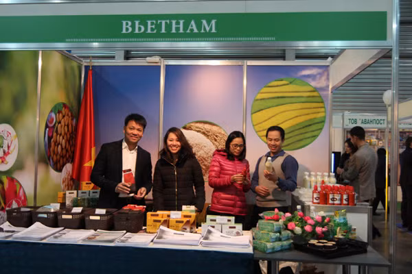 Participa Vietnam en feria caritativa internacional en Ucraina ảnh 1