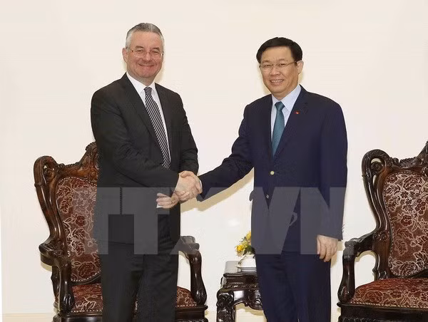 Vicepremier de Vietnam recibe al subjefe de Comisión de Comercio Internacional del Parlamento Europeo ảnh 1