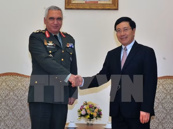 Vicepremier y canciller de Vietnam recibe a presidente del Comité Militar de UE ảnh 1