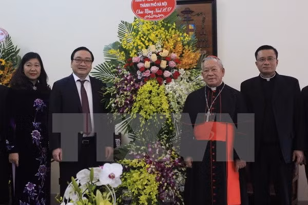 Líderes de Hanoi saludan a comunidad católica por Navidad ảnh 1