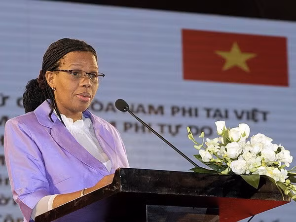 Vietnam honra a embajadora de Sudáfrica con insignia de amistad ảnh 1