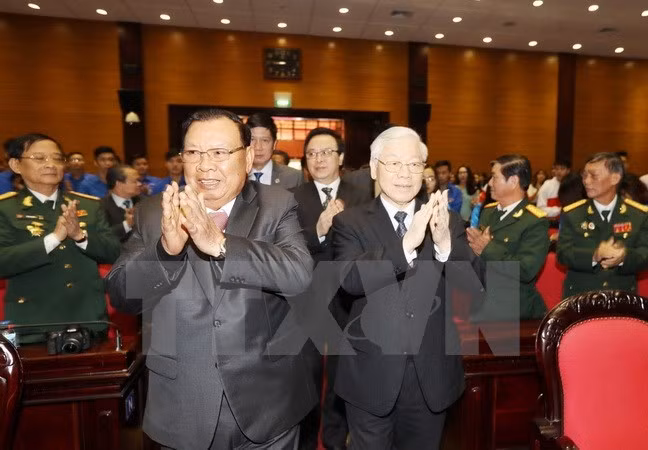 Máximo dirigente partidista de Laos se reúne con excombatientes internacionalistas vietnamitas ảnh 1