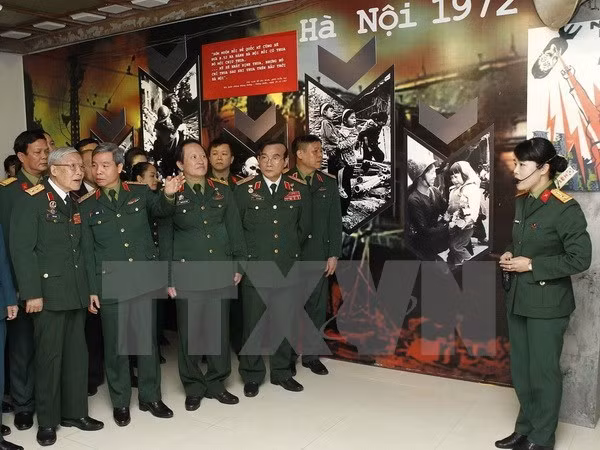 Exhiben documentos y fotos sobre épica batalla aérea de Dien Bien Phu ảnh 1
