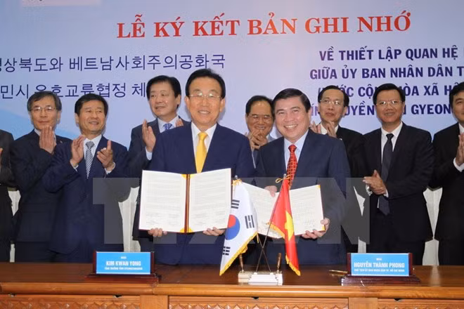 Ciudad Ho Chi Minh y provincia sudcoreana de Gyeongsangbuk firman memorando de cooperación ảnh 1