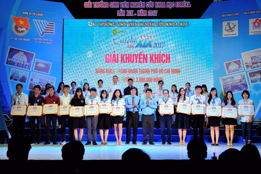 Otorgan premios a estudiantes vietnamitas por sus destacados estudios científicos ảnh 1