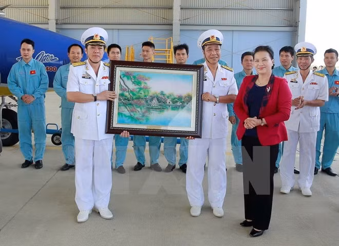 Presidenta de la Asamblea Nacional de Vietnam visita unidades navales en Khanh Hoa ảnh 1
