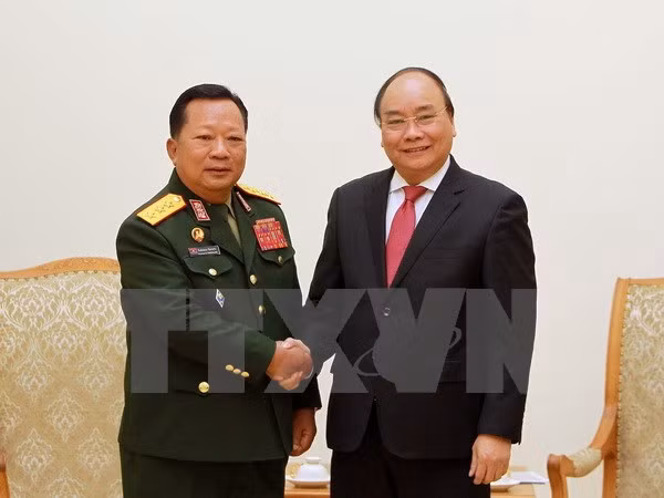 Premier vietnamita recibe a ministro de Defensa de Laos ảnh 1 Premier vietnamita recibe a ministro de Defensa de Laos ảnh 1