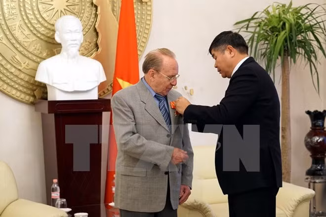 Vietnam honra al periodista alemán con Orden de Amistad ảnh 1