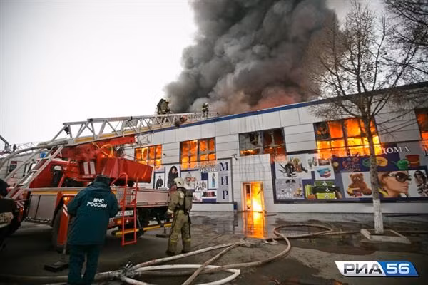 Incendio en centro comercial de vietnamitas en Orenburg, Rusia ảnh 1