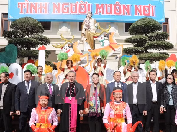 Presidenta de Parlamento felicita a católicos en Thanh Hoa por Navidad ảnh 1