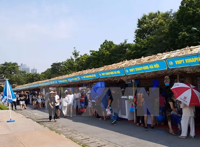 Miles visitantes acuden a festival turístico de aldeas de oficios tradicionales ảnh 1