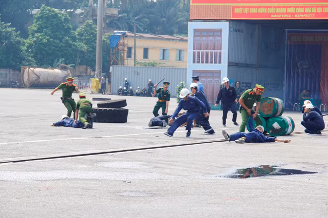 Vietnam realiza simulacro contra terrorismo para garantizar seguridad de APEC 2017 ảnh 1