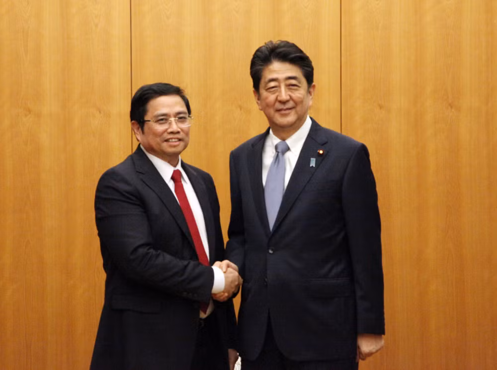 Japón seguirá estrechando cooperación con Vietnam, afirma Shinzo Abe ảnh 1
