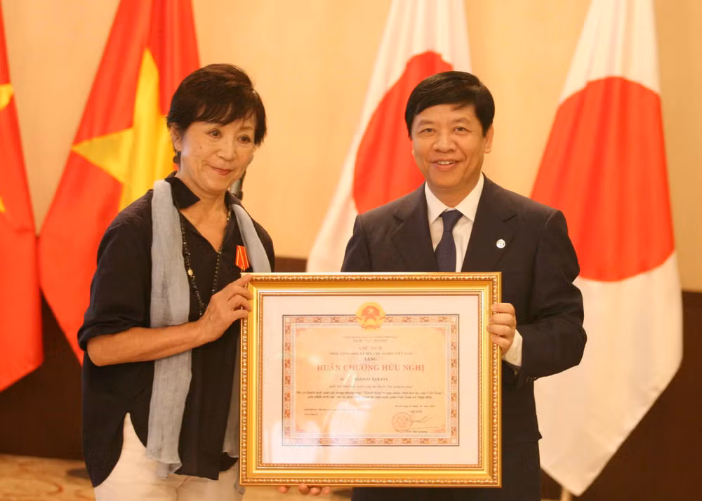 Conceden orden de amistad a directora japonesa por apoyo a víctimas vietnamitas de dioxina ảnh 1