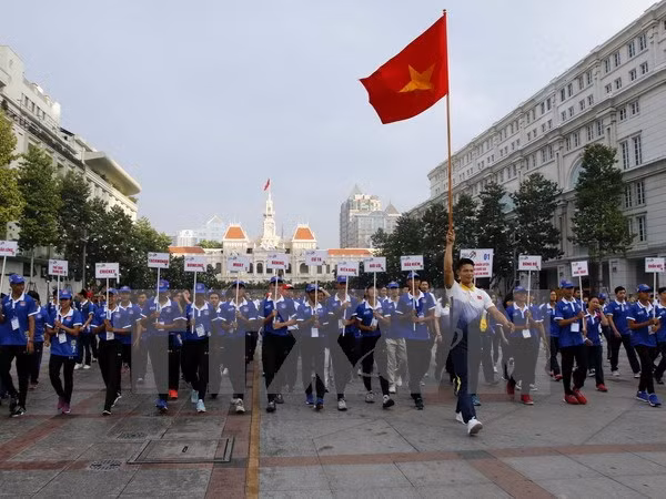 Seguidores vietnamitas acompañan a deportistas nacionales en SEA Games 29 ảnh 1