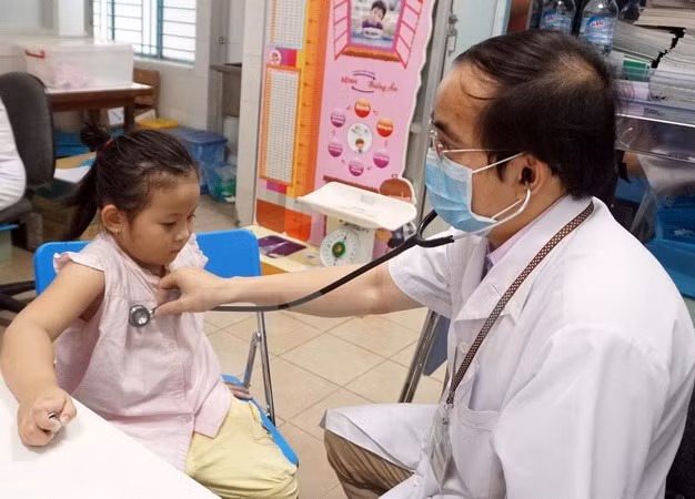 Programa de caridad salva a 400 niños con cardiopatías en provincia vietnamita ảnh 1