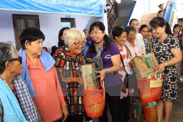 Unión de Mujeres de Ciudad Ho Chi Minh ofrece asistencia a vietnamitas y camboyanos pobres ảnh 1