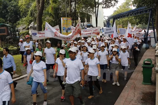 Más de cinco mil personas participan en caminatas benéficas por victimas de Dioxina ảnh 1