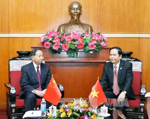 Organizaciones de masas de Vietnam y China intensifican nexos de cooperación ảnh 1
