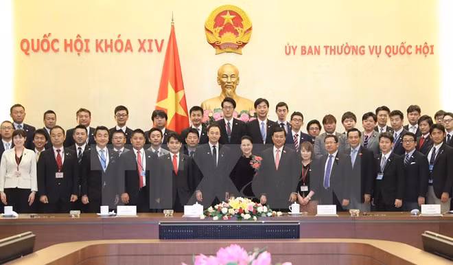 Presidenta de Asamblea Nacional de Vietnam recibe a jóvenes parlamentarios japoneses ảnh 1