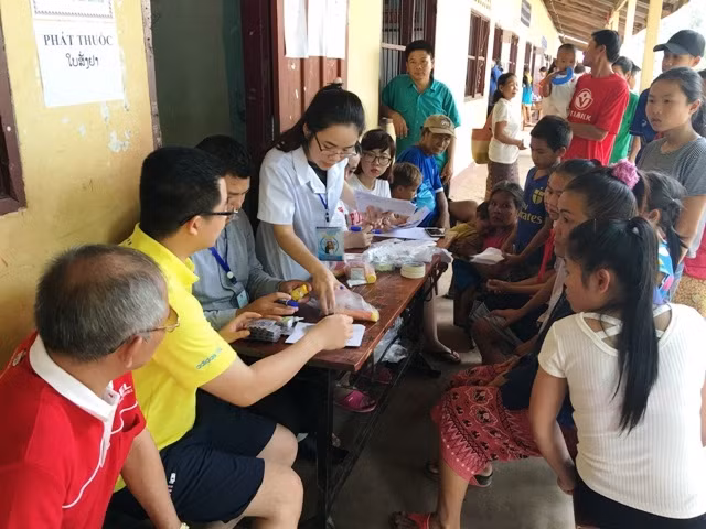 Jóvenes de Hanoi realizan actividades voluntarias en Laos ảnh 1