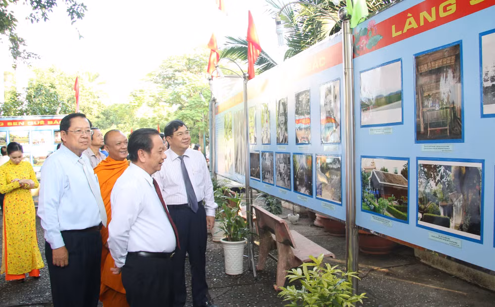 VNA realiza exposición fotográfica por aniversario 50 de ASEAN ảnh 1