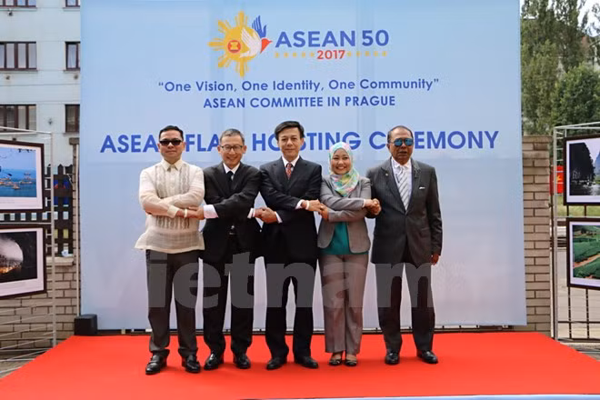 Izan bandera de ASEAN en Praga por aniversario 50 del bloque sudesteasiático ảnh 1