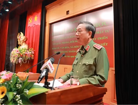 Sesiona en Hanoi seminario sobre tareas de defensa y desarrollo socioeconómico ảnh 1