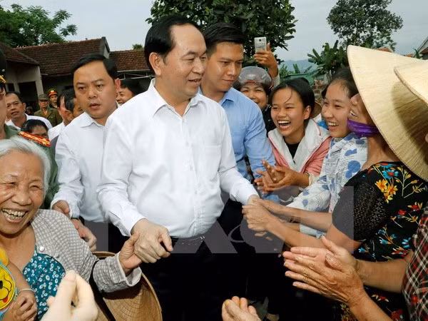 Presidente vietnamita visita comuna ejemplar en modernización rural ảnh 1