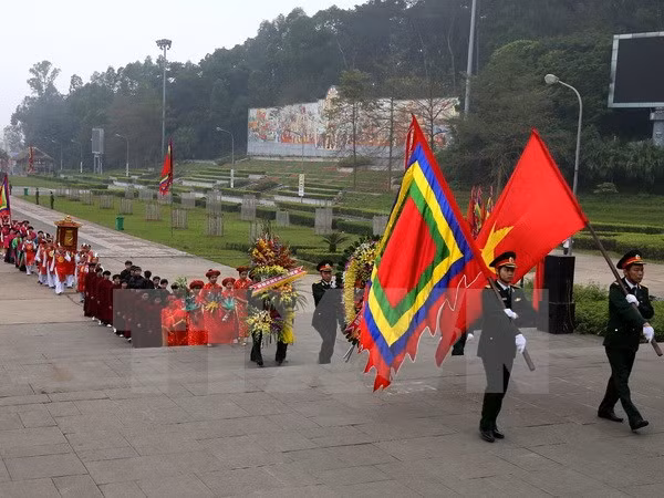 Ceremonia de ofrendas de incienso celebrada en honor de los Reyes Hung ảnh 1