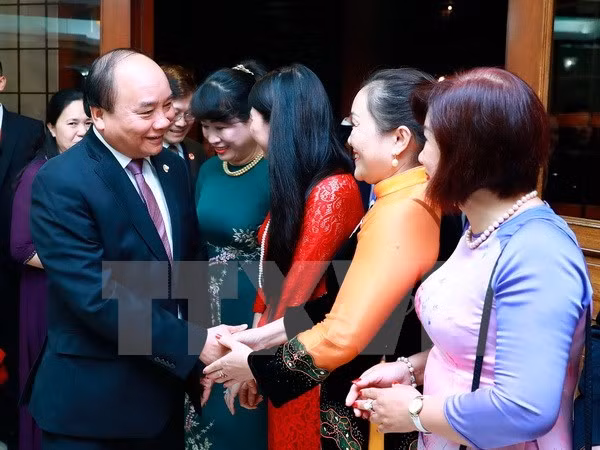 Premier Xuan Phuc dialoga con vietnamitas residentes en Filipinas ảnh 1