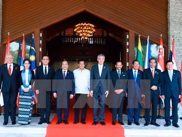 Premier de Vietnam cumple nutrida agenda en XXX Cumbre de ASEAN ảnh 1