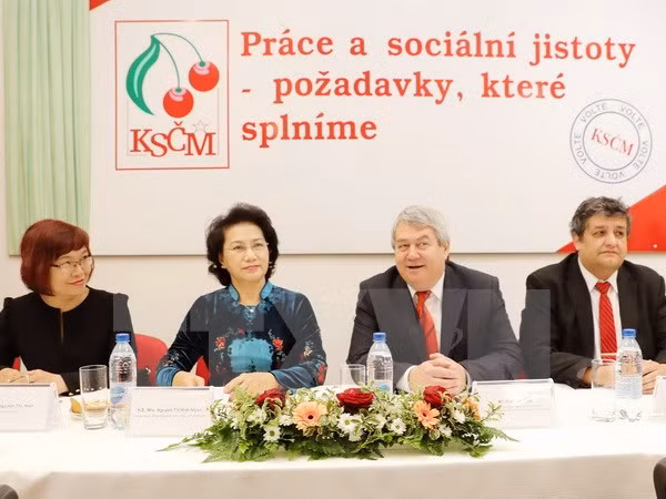 Presidenta del Parlamento vietnamita reunida con líder del Partido Comunista checo ảnh 1