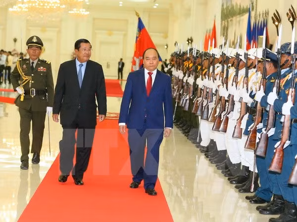 Premier camboyano destaca histórico significado de la visita de su par vietnamita ảnh 1